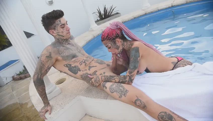 She sucks me off in the pool 🔥