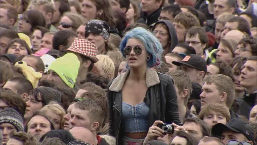 festival flashing jiggle jiggling natural tits outdoor public tits blue hair bouncing-boobs