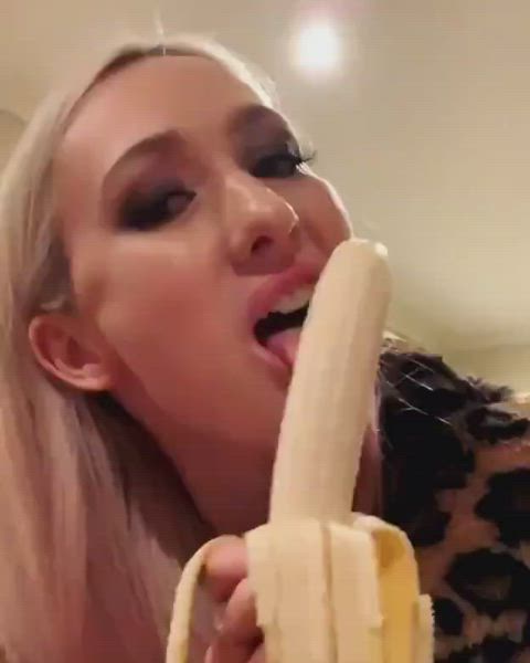 Imagining this banana is your cock 😋 🍆🤤