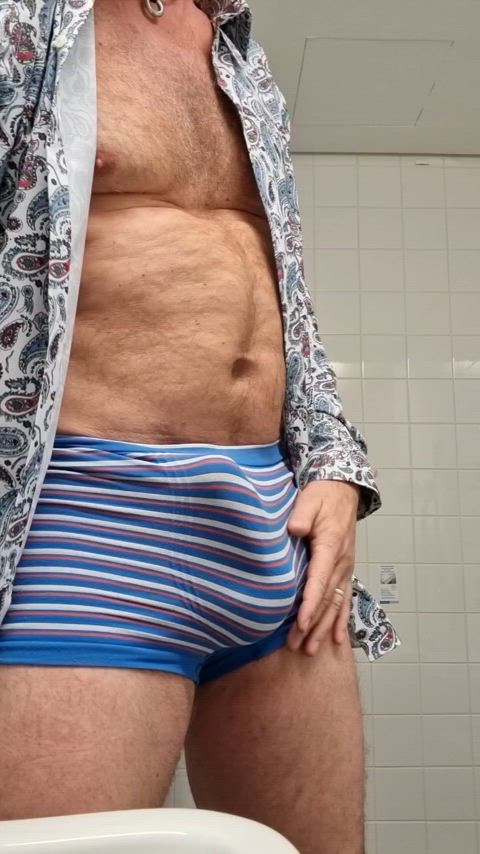 [50] M4F - is there a tiny dirty slut here who likes bulges with hard thick daddy