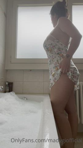 Bathtub Big Tits Brunette Huge Tits Italian Naked Thick Tits Undressing gif