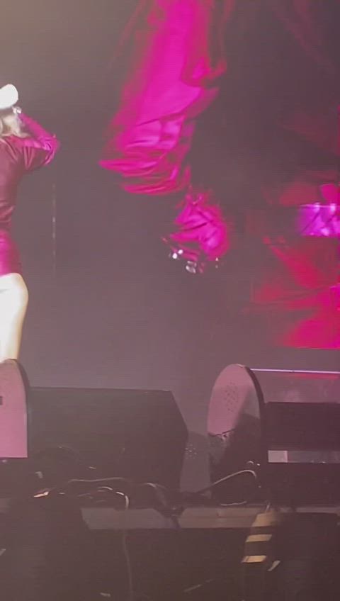 Watching Miley from behind is heaven