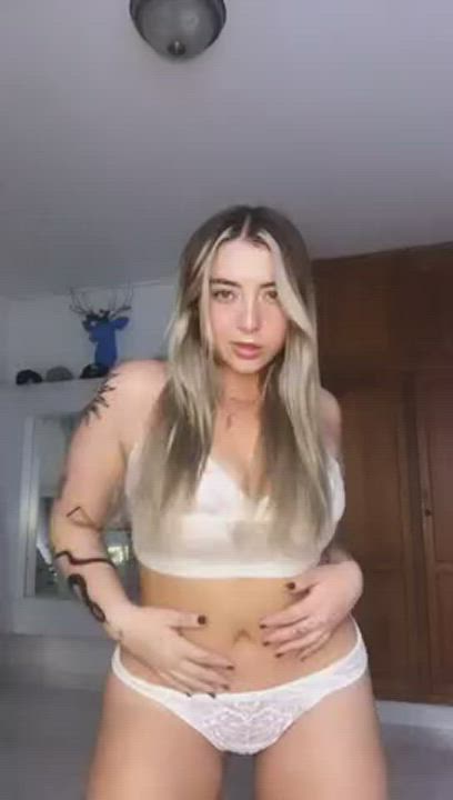 REAL 18 Y.O LATINA 💗 Interactive with all fans 💕 Dick ratings 🥒- Customs