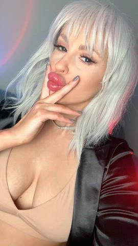 ahegao babe blonde cute lips lipstick milf maxi lipz onlyfans solo gif