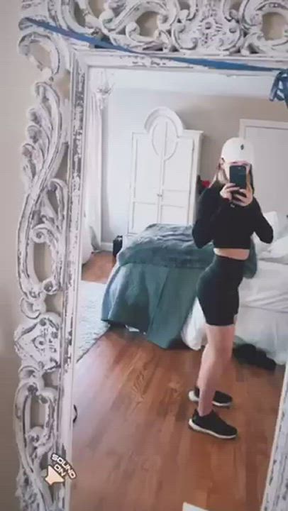 Love her little hip movement