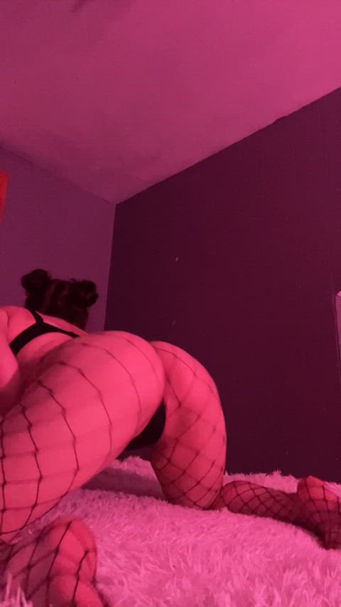 Love how my ass moves in fishnets 😍🍑