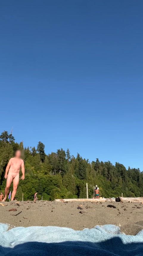 Man with tiny dick on nude beach 🤏🏻😂