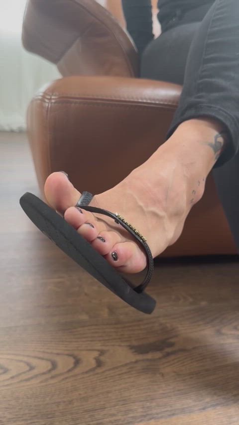 Warning: Dangling flip flops may reveal sweaty soles 😜