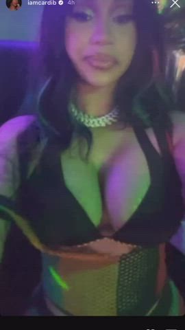 I wanna nut all over those tits