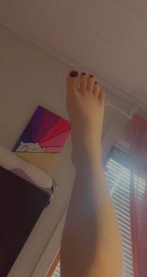 Toes or soles, what do you prefer? Cum and tell me hehehe