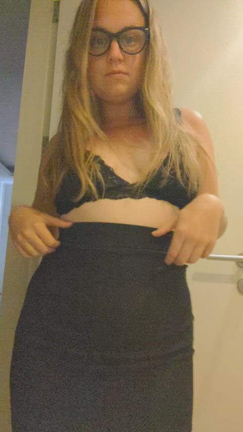 Pulling up my skirt and shaking my ass