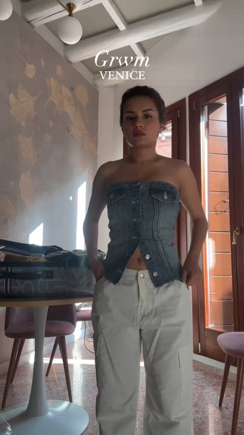 Avneet Kaur's navel in denim top