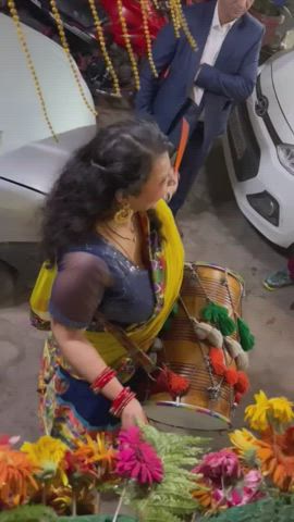 My friend's mom with huge bouncing tits. Kabse ise bistar me patak kr iska dhol bjane