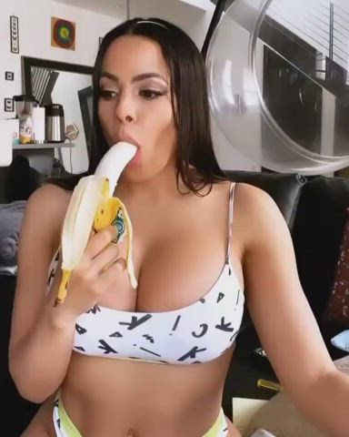 Luna Star and her deepthroat skills on banana