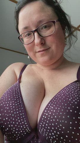there’s not many people online, but hi to the ones who are! here’s my boobs