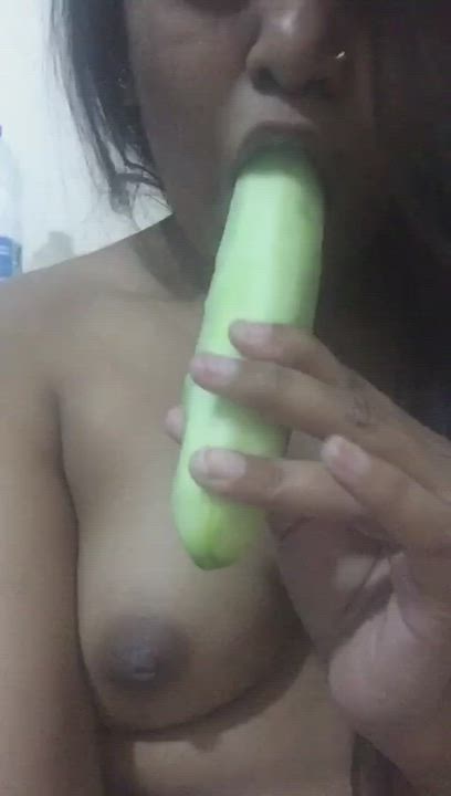 EXTREMELY HORNY BABE PUTTING VEGETABLE IN HER PUSSY [LINK IN COMMENT]??