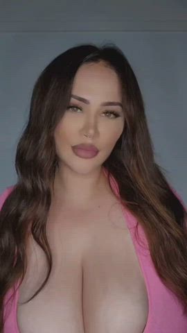 big tits boobs busty cleavage huge tits natural tits tits gif