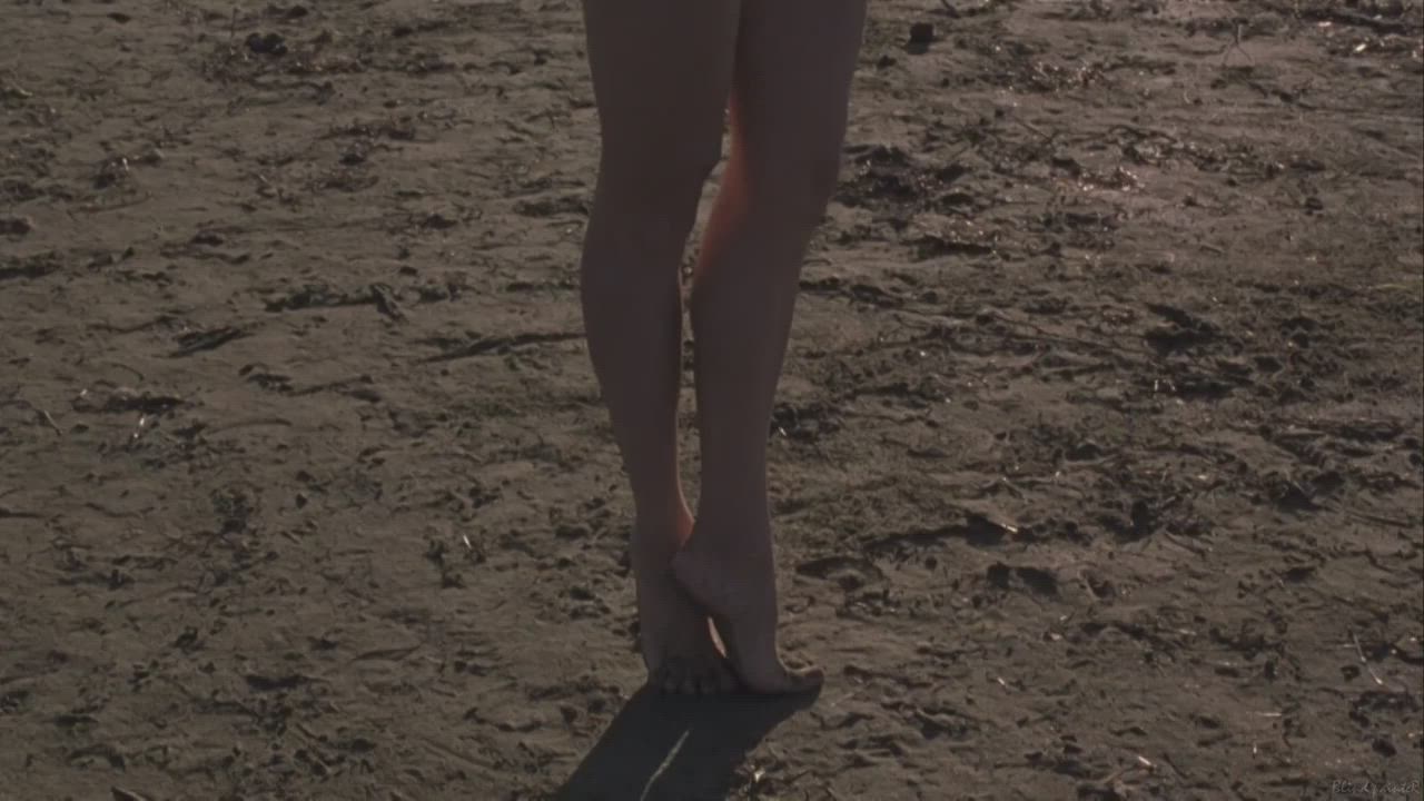 Pro dancer on the beach (Regina Nemmi - Eros (IT2004)) (2/2)