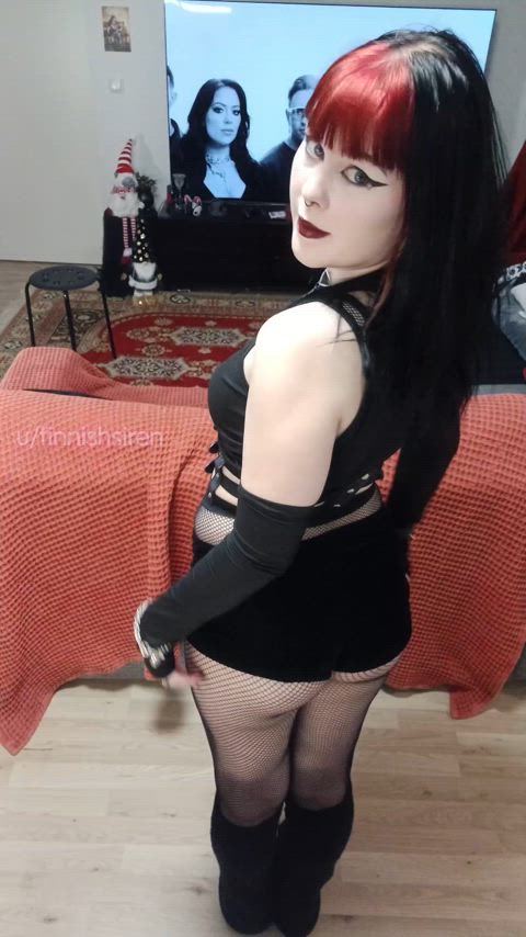 POV: your goth gf wants to fuck against the couch