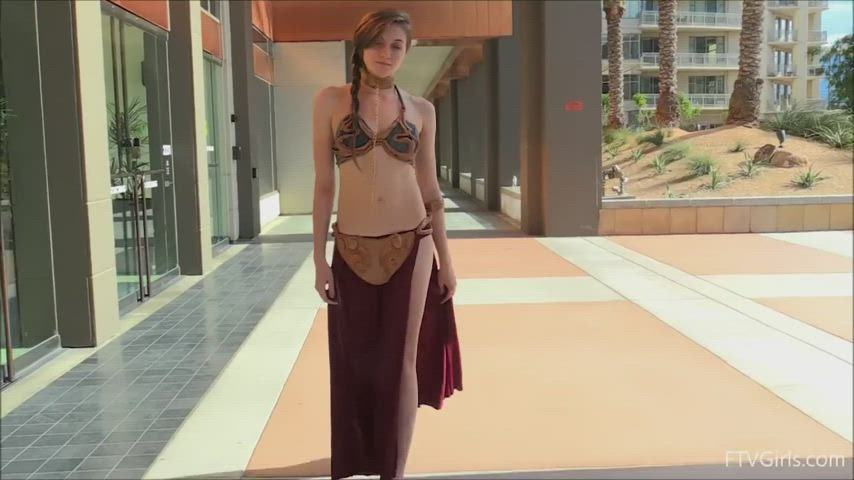Princes Leia cosplayer flashing in public