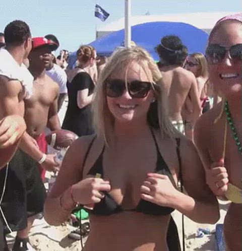 bikini blonde boobs cute flashing natural tits public spring break tits amateur-girls