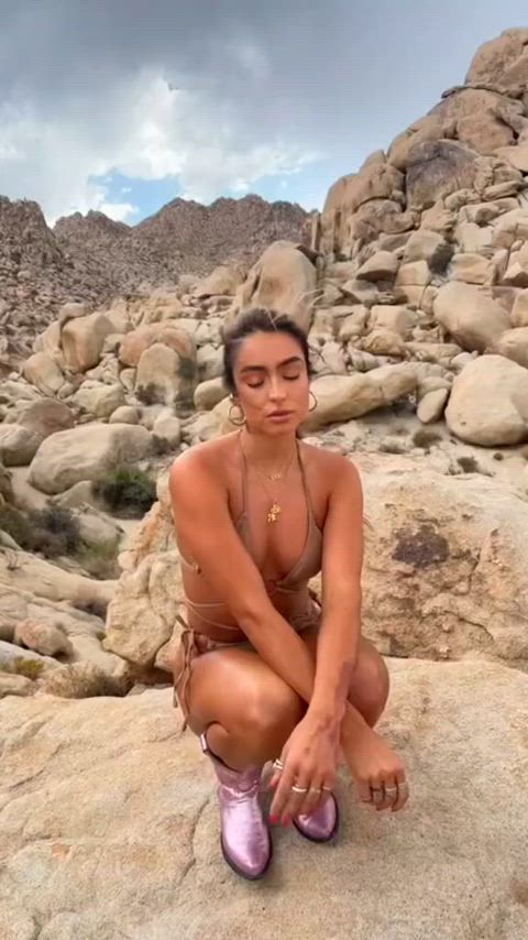 Desert bikini - Tiktok September 2022