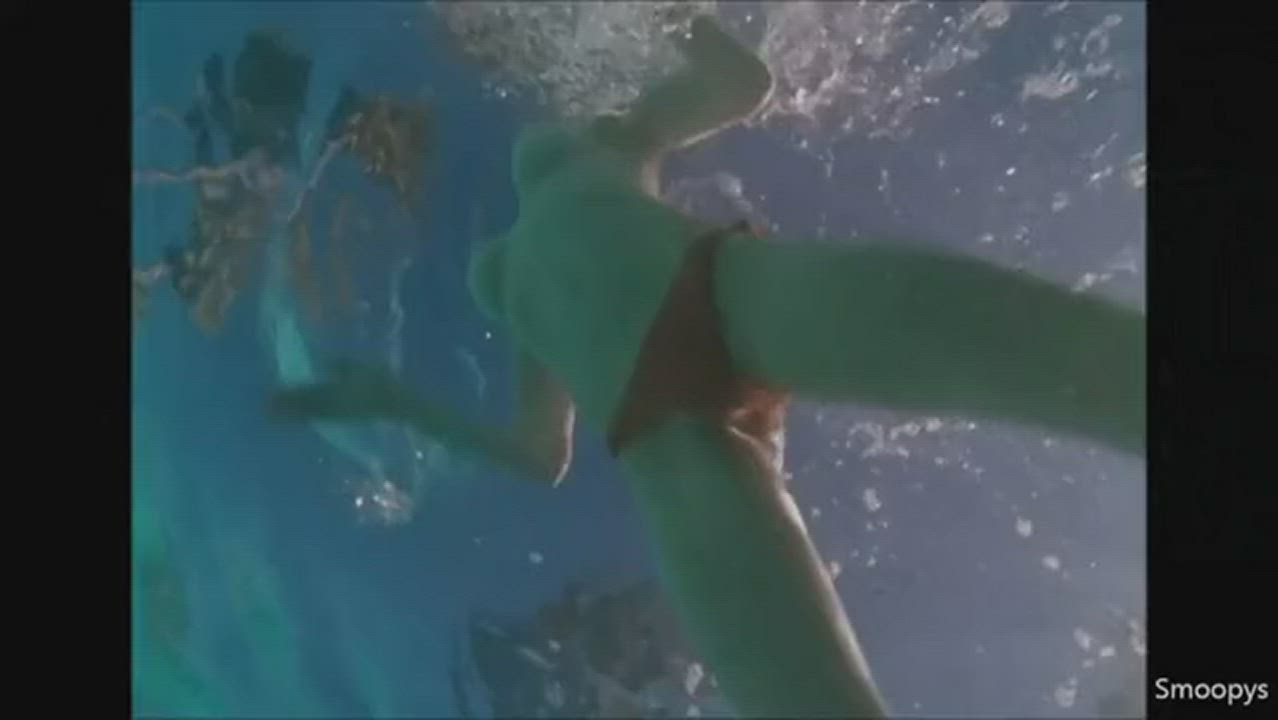 Amanda Seyfried, swimming topless