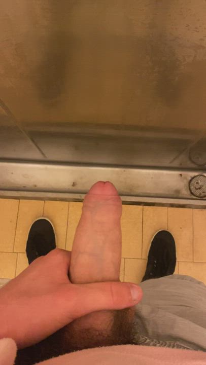 [19] Erect piss at a public urinal