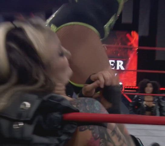 Taya Valkyrie Hip Attack On Allysin Kay