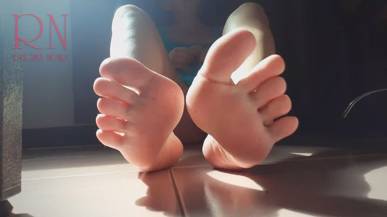 Teasing Toes 😃