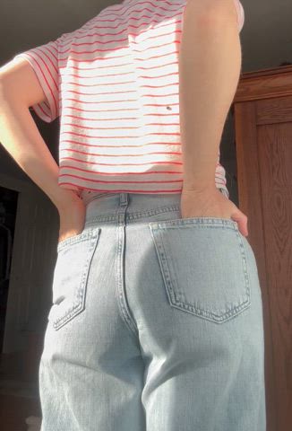 Sexy moms love to show what’s under their jeans 