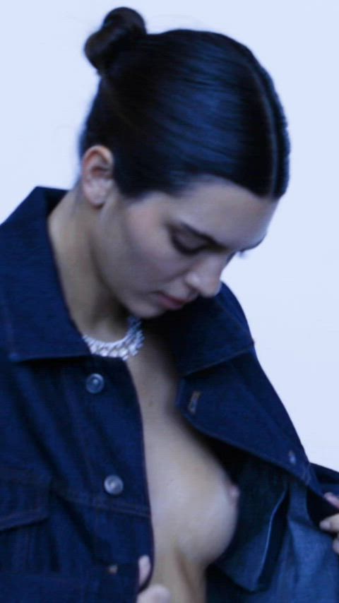 celebrity flashing kendall jenner gif