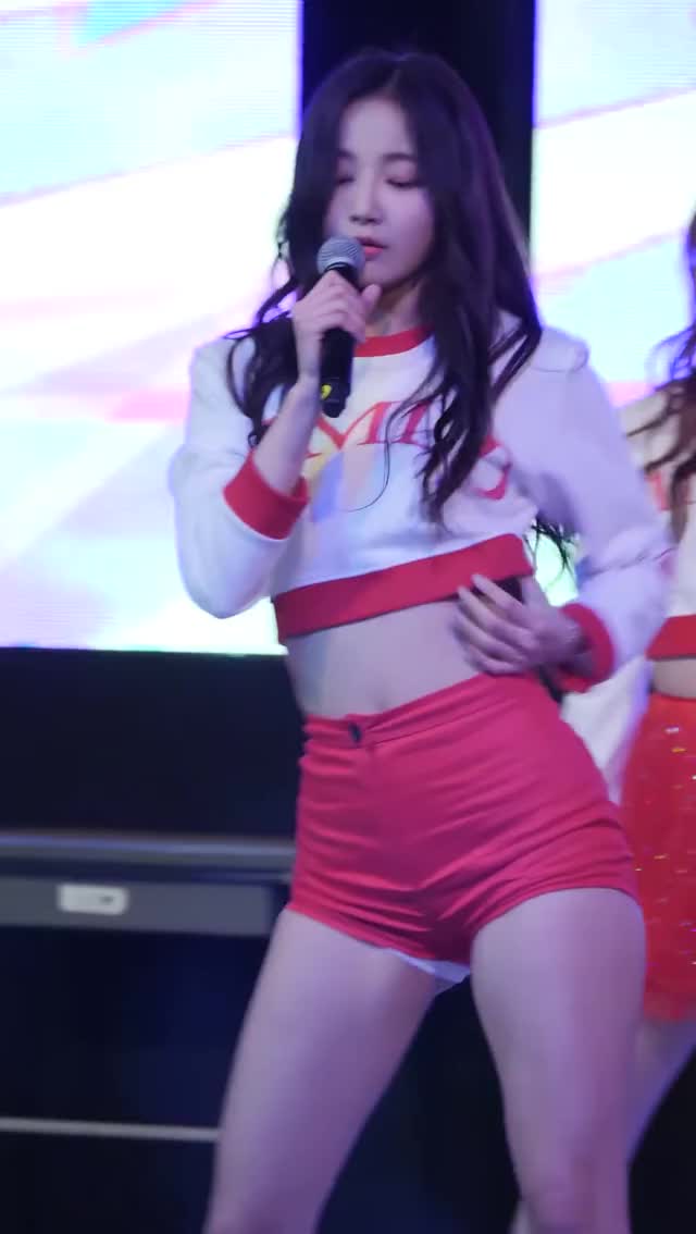 MOMOLAND - YeonWoo Tight Shorts and Ass