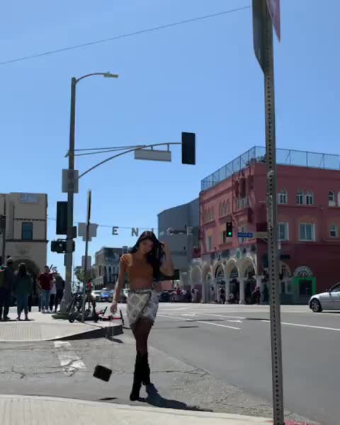 Just strolling around these Venice streets ???‍♀️|| wearing @houseofharlow1960