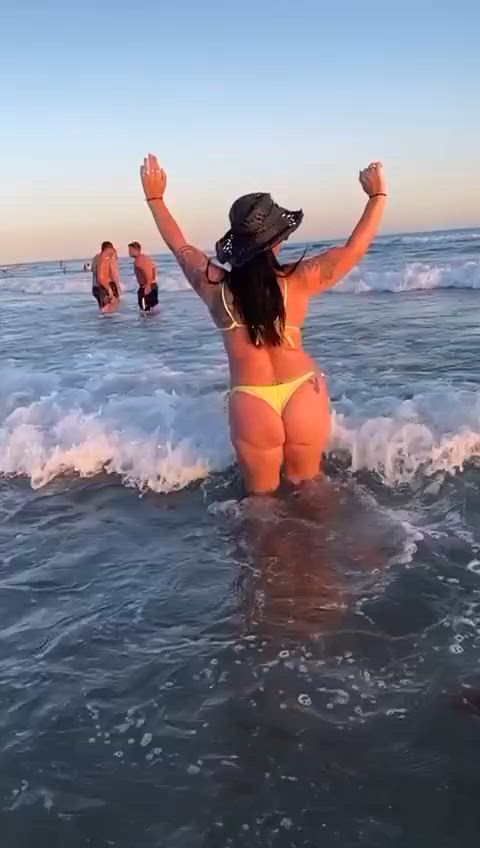 amateur argentinian ass big ass curvy fansly milf amateur-girls thick-booty gif