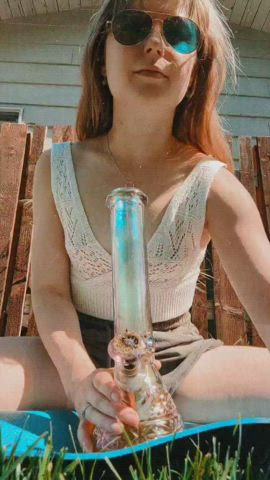 Sunshine. Yoga. Bong Hits. 👌