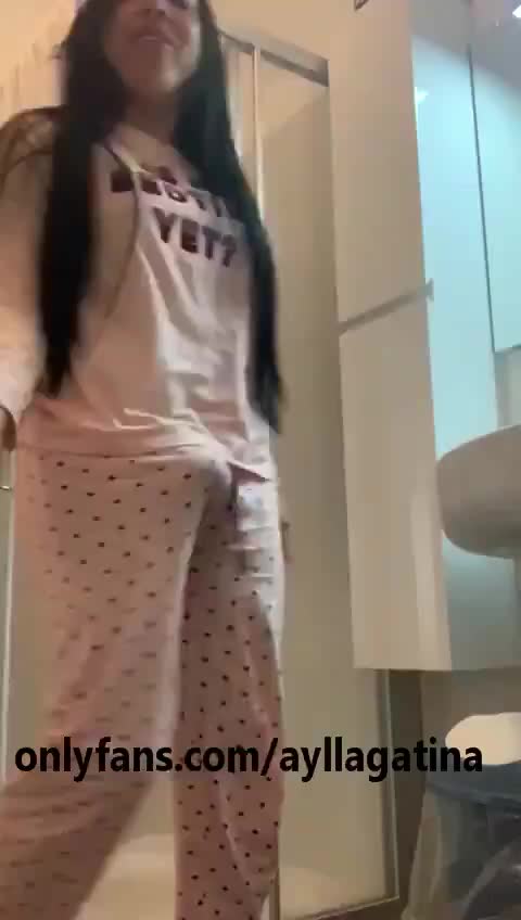 Aylla Gattina woke up horny (gif)