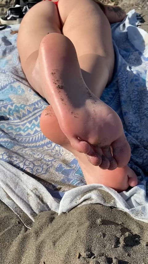 Told my girl she should capture my perfect feet / ass combo on the beach <3