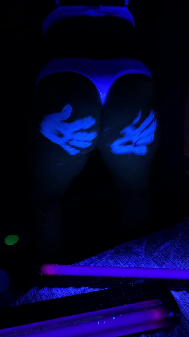 I love shaking my ass under a Blacklight!!! (LINK IN COMMENTS)