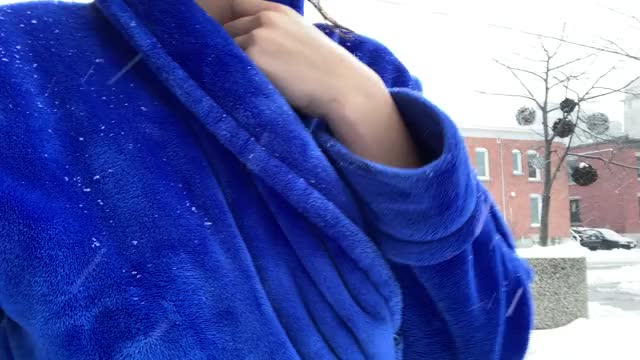 I love flashing my titties outside;) [gif]