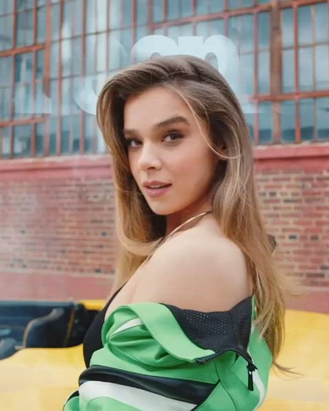 Hailee Steinfeld looking 🔥