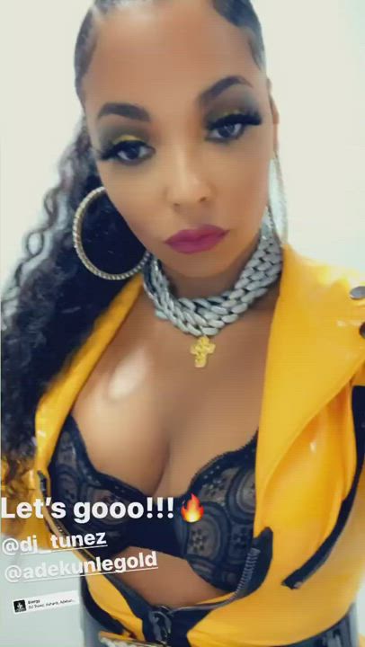 Big Tits Bra Celebrity Cleavage Ebony Natural Tits Tits gif