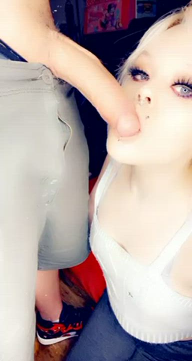 Love putting in work on his nice big cock. Blowjob queen tehe