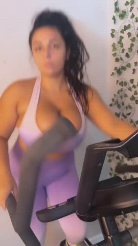 cleavage huge tits jiggling gif