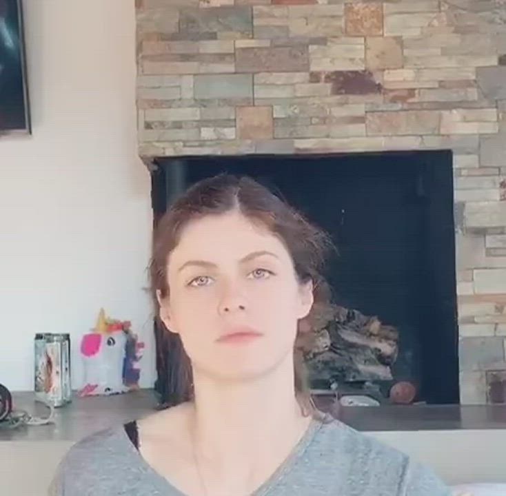 Alex Daddario knows exactly what she's doing