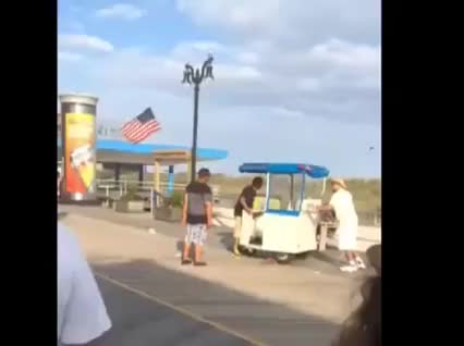 Street vendor ko's bully with one punch