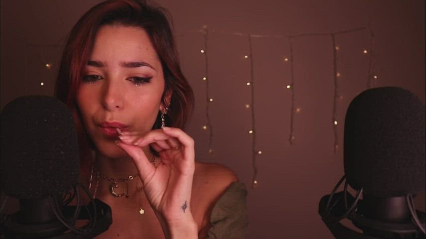 Asmr Glow using her tongue