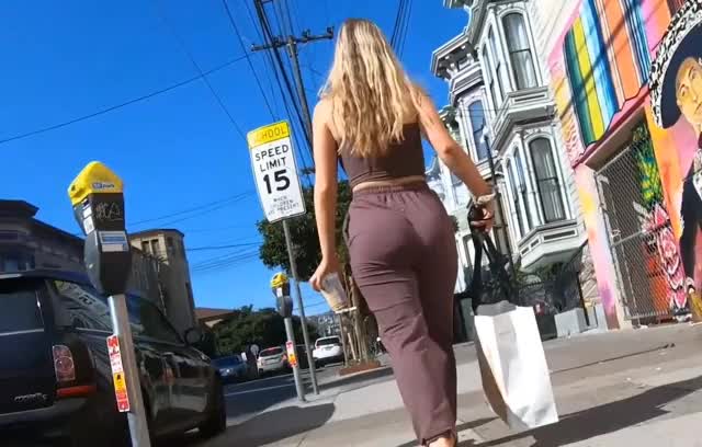 The way that ass jiggles is just ??