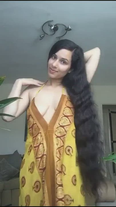 Gorgeous NRI Garden Girl Revealing Her Stunning n Incredible Pu$$y New Vid in Market..