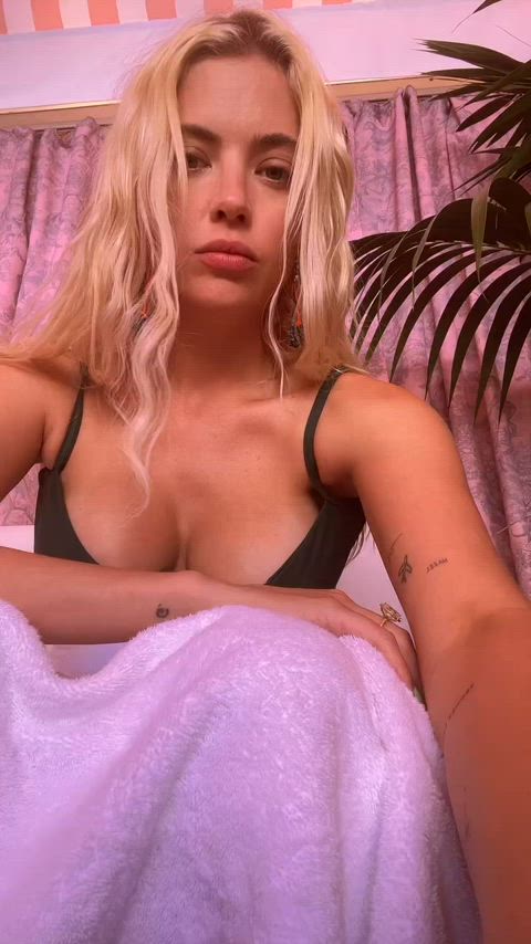 actress ashley benson big tits bikini celebrity cleavage natural tits gif